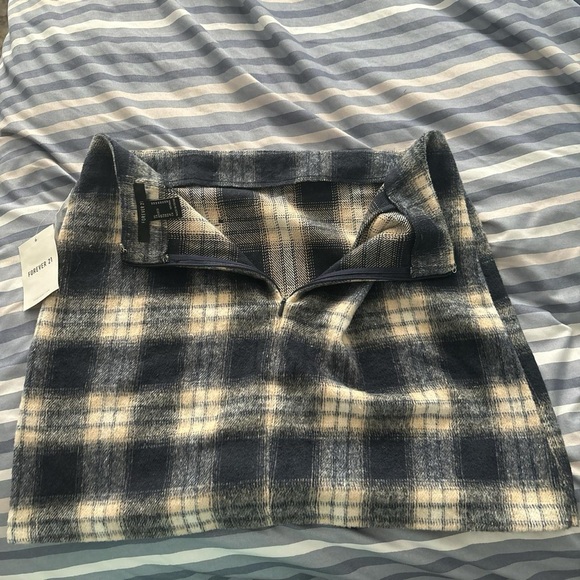 Medium Forever 21 plaid faux button up skirt with tags still on - Picture 3 of 4